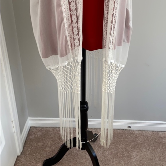 NWOT beautiful lace and fringe kimono - Picture 2 of 7